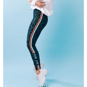 NWT Sarah’s Day White Fox Camo Racer Leggings